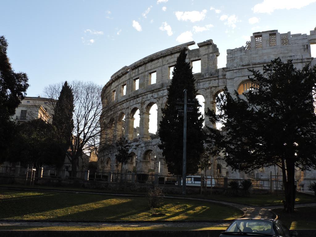 Studio In Pula Center Luaran gambar